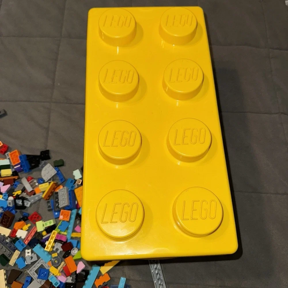 LEGO Classic Creative Brick Box Yellow Storage Bin 8 Stud & Mixed LEGO Lot